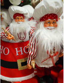 Père Noël cuisinier debout